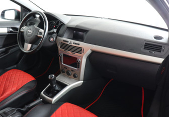 Подержанный автомобиль Opel Astra Hatchback 2007 года (10 фото)