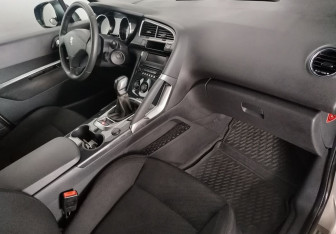 Подержанный автомобиль Peugeot 3008 2010 года (11 фото)