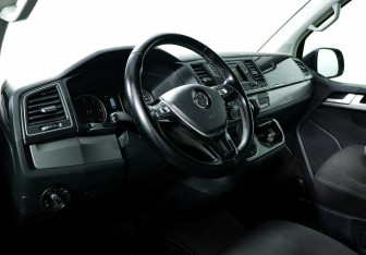 Подержанный автомобиль Volkswagen Multivan 2017 года (10 фото)