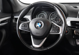 Подержанный автомобиль BMW X1 2016 года (15 фото)
