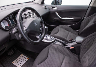 Подержанный автомобиль Peugeot 308 Hatchback 2011 года (10 фото)