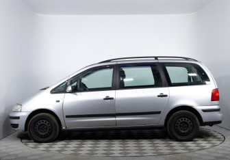 Подержанный автомобиль Volkswagen Sharan 2005 года (8 фото)