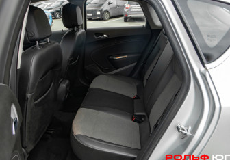 Подержанный автомобиль Opel Astra Hatchback 2011 года (8 фото)