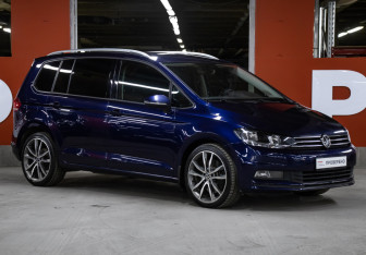 Подержанный автомобиль Volkswagen Touran 2019 года (3 фото)