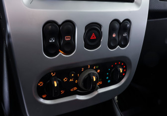 Подержанный автомобиль Renault Sandero 2011 года (16 фото)