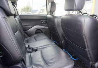 Подержанный автомобиль Mitsubishi Outlander 2008 года (10 фото)