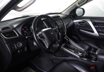Подержанный автомобиль Mitsubishi Pajero Sport 2017 года (15 фото)