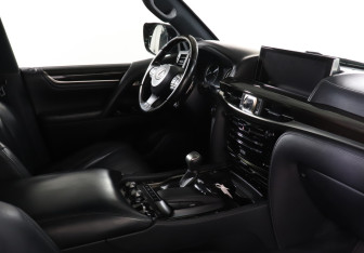 Подержанный автомобиль Lexus LX 2016 года (9 фото)