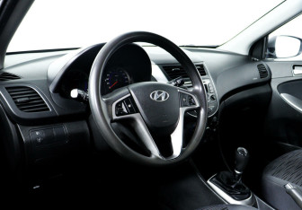 Подержанный автомобиль Hyundai Solaris Hatchback 2014 года (9 фото)