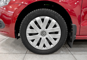 Подержанный автомобиль Volkswagen Polo Sedan 2012 года (18 фото)