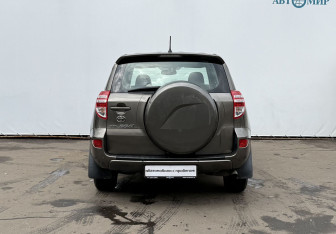 Подержанный автомобиль Toyota RAV4 2010 года (6 фото)