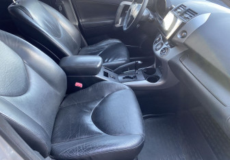 Подержанный автомобиль Toyota RAV4 2008 года (9 фото)