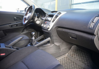 Подержанный автомобиль Kia Ceed Hatchback 2011 года (11 фото)