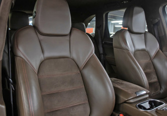 Подержанный автомобиль Porsche Cayenne 2012 года (11 фото)