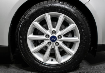 Подержанный автомобиль Ford Focus Hatchback 2017 года (16 фото)