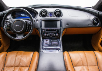 Подержанный автомобиль Jaguar XJ 2013 года (13 фото)