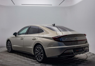 Подержанный автомобиль Hyundai Sonata 2022 года (7 фото)