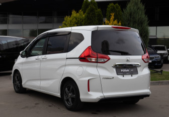 Подержанный автомобиль Honda Freed 2022 года (5 фото)