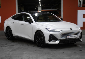 Подержанный автомобиль Changan UNI-V 2023 года (3 фото)