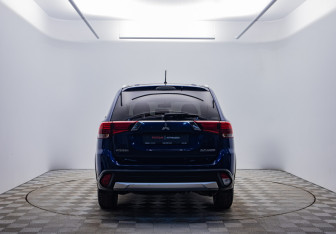 Подержанный автомобиль Mitsubishi Outlander 2015 года (6 фото)