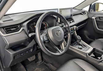 Подержанный автомобиль Toyota RAV4 2021 года (16 фото)