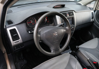 Подержанный автомобиль Suzuki Liana Sedan 2007 года (10 фото)