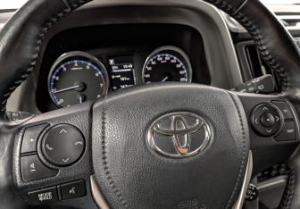 Подержанный автомобиль Toyota RAV4 2016 года (26 фото)