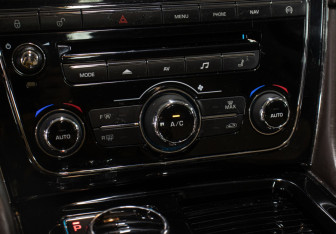 Подержанный автомобиль Jaguar XJ 2013 года (21 фото)