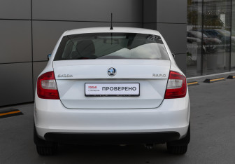 Подержанный автомобиль Skoda Rapid Liftback 2014 года (6 фото)