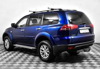 Подержанный автомобиль Mitsubishi Pajero Sport 2013 года (7 фото)
