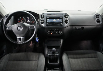 Подержанный автомобиль Volkswagen Tiguan 2011 года (14 фото)