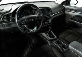 Подержанный автомобиль Hyundai Elantra Sedan 2020 года (7 фото)
