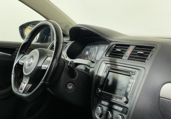 Подержанный автомобиль Volkswagen Jetta Sedan 2012 года (11 фото)