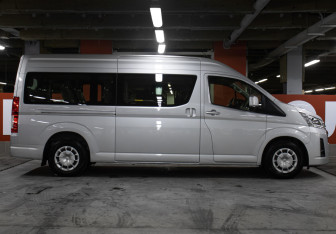 Подержанный автомобиль Toyota HiAce 2021 года (4 фото)