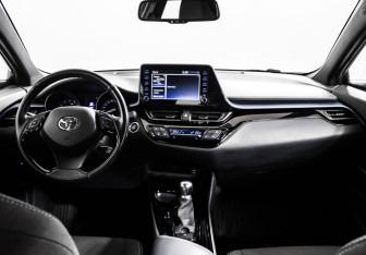 Подержанный автомобиль Toyota C-HR 2019 года (11 фото)