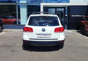 Подержанный автомобиль Volkswagen Touareg 2005 года (6 фото)