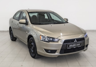 Подержанный автомобиль Mitsubishi Lancer Sedan 2010 года (3 фото)