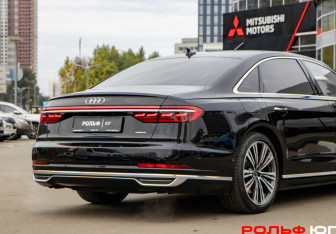 Подержанный автомобиль Audi A8 2022 года (28 фото)