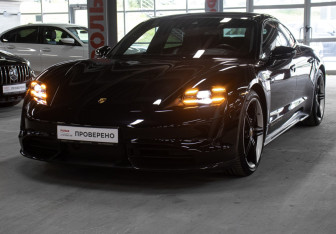 Подержанный автомобиль Porsche Taycan 2021 года (30 фото)