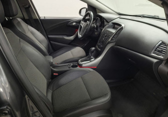 Подержанный автомобиль Opel Astra Hatchback 2011 года (10 фото)