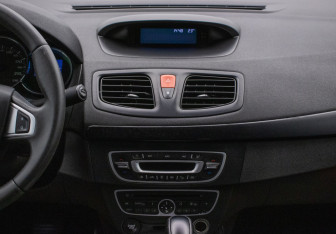 Подержанный автомобиль Renault Fluence 2010 года (14 фото)