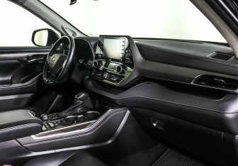 Подержанный автомобиль Toyota Highlander 2021 года (7 фото)
