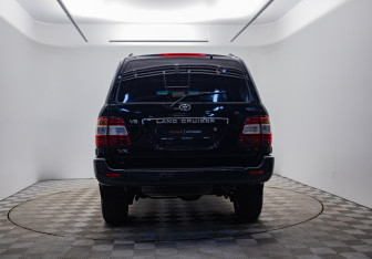 Подержанный автомобиль Toyota Land Cruiser Suv 2006 года (6 фото)
