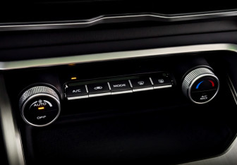 Подержанный автомобиль Geely Coolray 2023 года (26 фото)
