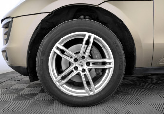 Подержанный автомобиль Porsche Macan 2016 года (18 фото)