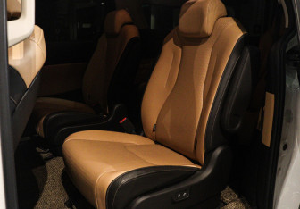 Подержанный автомобиль Kia Carnival 2020 года (9 фото)