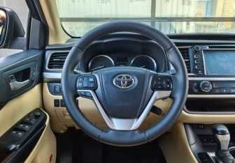 Подержанный автомобиль Toyota Highlander 2014 года (18 фото)