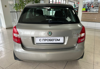 Подержанный автомобиль Skoda Fabia Hatchback 2011 года (6 фото)