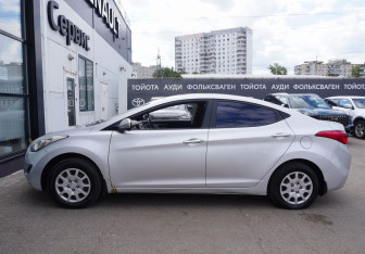 Подержанный автомобиль Hyundai Elantra Sedan 2011 года (8 фото)