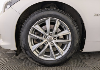 Подержанный автомобиль Infiniti Q50 2014 года (18 фото)